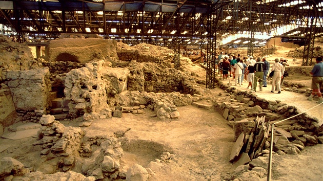 Turisté procházejí archeologickým nalezitm Akrotiri na eckém ostrov ostrov