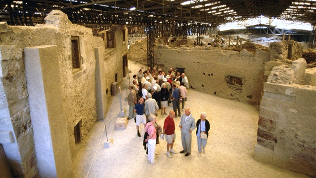 Turist prochzej archeologickm nalezitm Akrotiri na eckm ostrov ostrov Santorini.