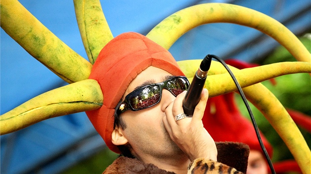 Radek "Gipsy" Banga pi vystoupen divadeln hudebn skupiny Kaprek v rohlku v eskm Brod (26. ervna 2011)