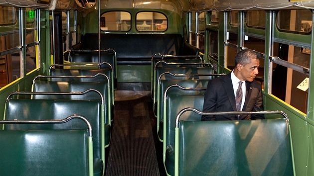 Americký prezident Barack Obama sedí ve slavném autobuse, v nm Rosa Parksová...