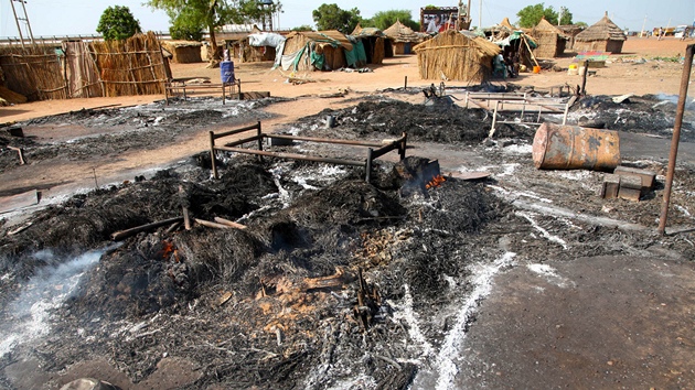 Vypálené chatre po bombardování msta Bentiu v Jiním Súdánu (14. dubna 2012).