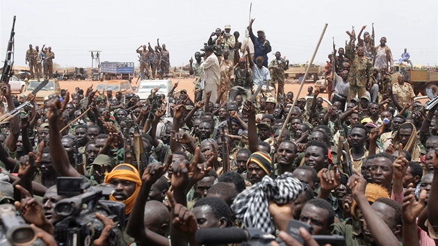 Súdántí vojáci poslouchají projev prezidenta Umar al-Baíra ve mst Heglig