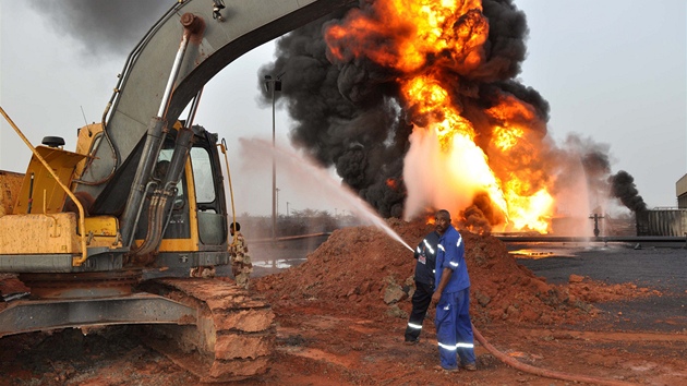 Hoící ropný vrt nedaleko súdánského msta Heglig (23. dubna 2012).