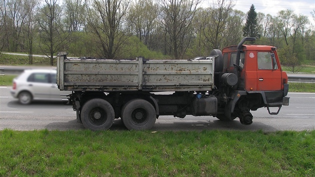 Tatra 815 bez pravého pedního kola jela po typroudé silnici mezi Havíovem a