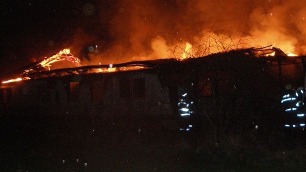 Hasii likvidovali ve tvrtek 19. dubna poár bývalé ubytovny ve Dvoe Králové