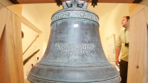 Zvon ve zrekonstruovaném klátee v Hostinném