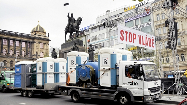 Pracovnci firmy Toi Toi pivej mobiln toalety na Vclavsk nmst v Praze, kde se bude konat odborsk demonstrace v rmci kampan Stop vld. (21. dubna 2012)