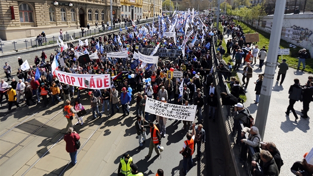 Úastníci odboráské demonstrace v rámci kampan Stop vlád bhem pochodu...