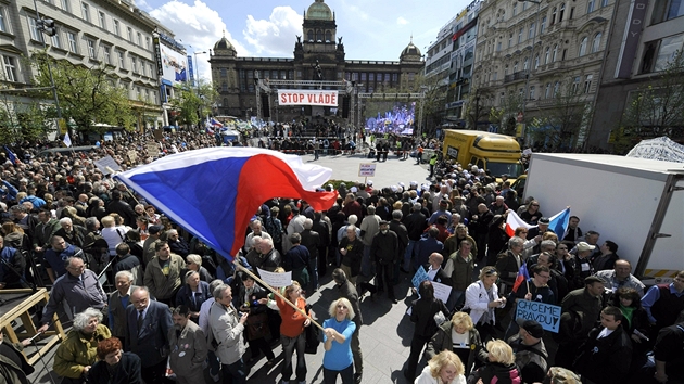 Odboráská demonstrace Stop vlád na Václavském námstí v Praze. (21. dubna...