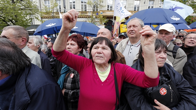 Odborái bhem demonstrace Stop vlád na Václavském námstí v Praze. (21. dubna