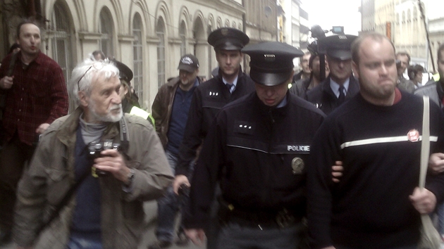 Policie odvádí idie Romana Smetanu, kterého zadrela bhem demonstrace Stop