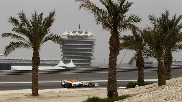 SAHARA S PALMAMI. Nico Hlkenberg ze stje Force India v vodnm trninku Velk ceny Bahrajnu F1.