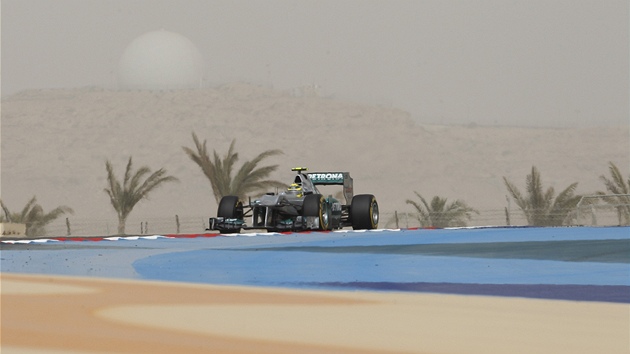 PSEK A PALMY. Nico Rosberg s vozem Mercedesu v zvrenm trninku Velk ceny Bahrajnu F1.