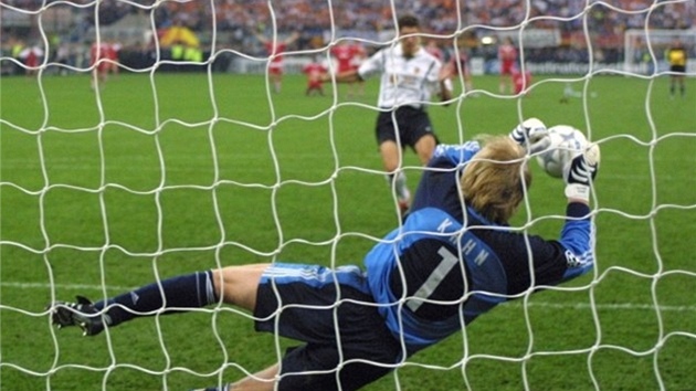 Oliver Kahn, branká Bayernu, likviduje penaltu ve finále Ligy mistr v roce