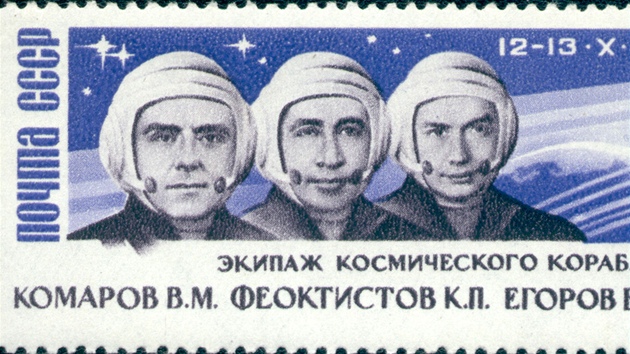 Potovní známka vydaná pi píleitosti letu lodi Voschod. Zleva Komarov,