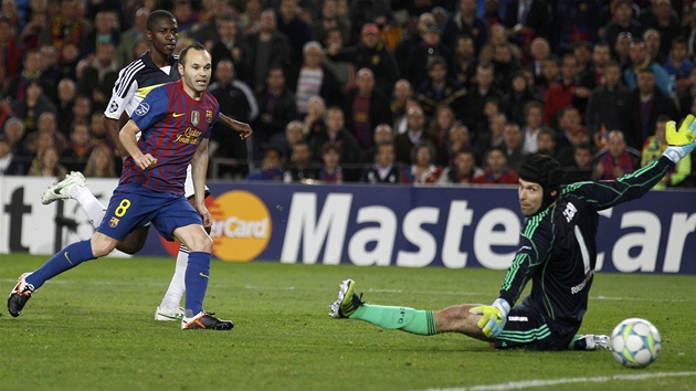 Domc Iniesta z Barcelony stl druh gl do st Chelsea, glman echz se natahuje marn.