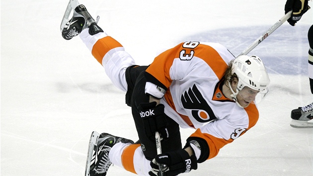PODIVNÝ LET. Jakub Voráček z Philadelphie padá při zápase prvního kola play-off... PODIVNÝ LET. Jakub Voráček z Philadelphie padá při zápase prvního kola play-off...