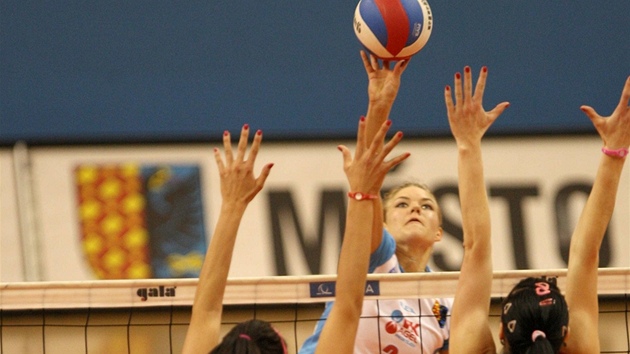 Prostjovsk volejbalistka Anna Velik to proti dvojbloku Olympu Praha. 