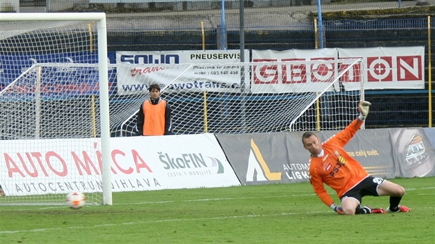 Jaromír Blaek inkasuje v utkání Jihlava - Zlín. 