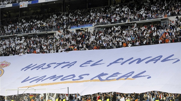NADEN DAVY. Fanouci Realu Madrid pipravili na stadionu Santiaga Bernabeua neuviteln kotel. 