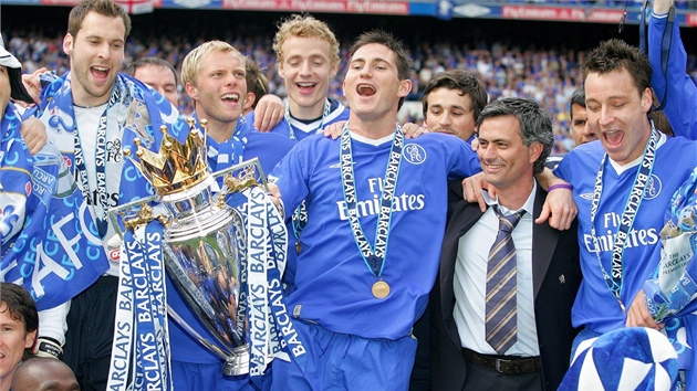 DOKONAL PARTA. Trenr Jos Mourinho slav se svmi svenci z Chelsea ligov titul v ronku 2004/2005. Vlevo brank Petr ech a vzadu zlonk Ji Jarok