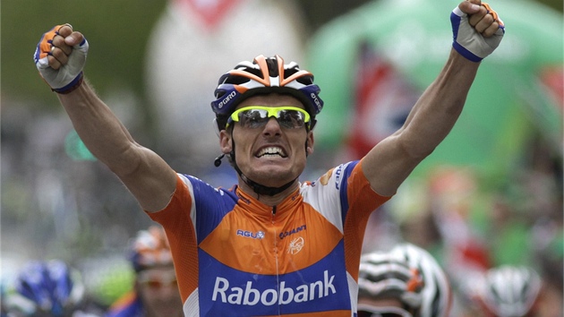 VTZ ETAPY. panlsk cyklista Luis Leon Sanchez ze stje Rabobank se raduje z vtzstv ve tvrt etap Tour de Romandie.