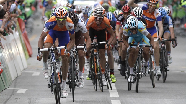 ZVREN SPURT. panlsk cyklista Luis Leon Sanchez si spurtuje pro vtzstv ve tvrt etap Tour de Romandie.
