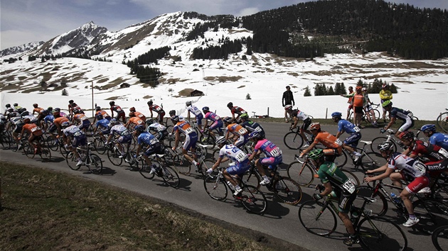 TEPLO A SNH. Tour de Romandie se jede za krsnho poas, cyklist klidn oblkli krtk rukvy. Pesto se v horch jet drel snh.