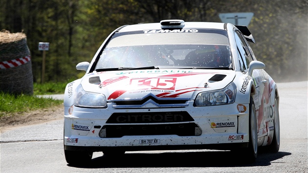 VÍTĚZNÁ POSÁDKA. Auto řízené Tomášem Kostkou vyhrálo Rallye Lužické hory. VÍTĚZNÁ POSÁDKA. Auto řízené Tomášem Kostkou vyhrálo Rallye Lužické hory.