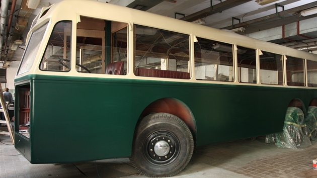 Historický trolejbus u má i nový nátr.
