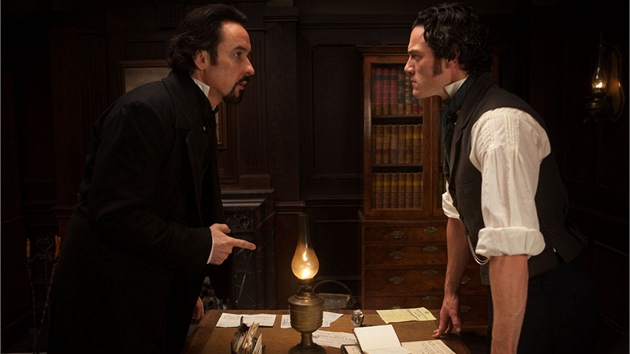 John Cusack a Luke Evans ve filmu Havran