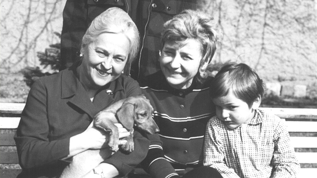 Zita Kabtov se synem Jim, Zorkou Kohoutovou a jejm synem. Pes na kln je Zitin jezevk Lejdynka.