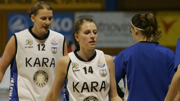 Lenka Větrovcová (12) a Petra Záplatová (14) z Trutnova odcházejí na lavičku. Lenka Větrovcová (12) a Petra Záplatová (14) z Trutnova odcházejí na lavičku.