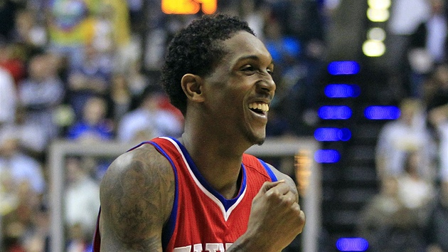 Lou Williams z Philadeplhie se raduje z tíbodového koe v utkání s Indianou.