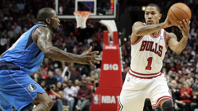Derrick Rose (vprvo) z Chicaga čelí Dominique Jonesovi z Dallasu. Derrick Rose (vprvo) z Chicaga čelí Dominique Jonesovi z Dallasu.