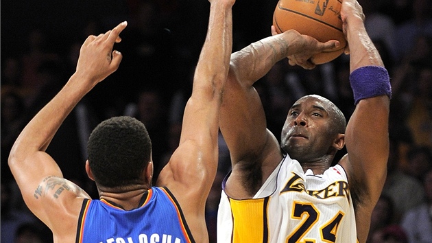 Kobe Bryant z LA Lakers střílí přes Thaba Sefoloshu z Oklahoma City. Kobe Bryant z LA Lakers střílí přes Thaba Sefoloshu z Oklahoma City.