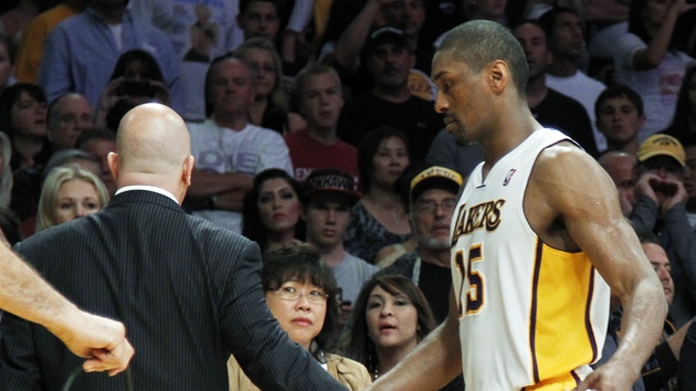 Metta World Peace z LA Lakers odchází předčasně do šatny, z utkání s Oklahoma Metta World Peace z LA Lakers odchází předčasně do šatny, z utkání s Oklahoma