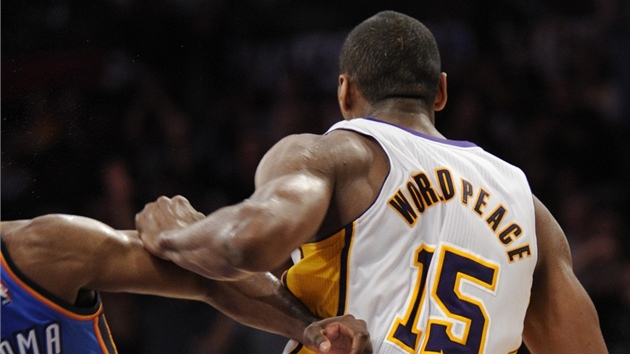 OSTRÝ HOCH, OSTRÉ LOKTY. Metta World Peace z Los Angeles se napřáhl a loktem OSTRÝ HOCH, OSTRÉ LOKTY. Metta World Peace z Los Angeles se napřáhl a loktem