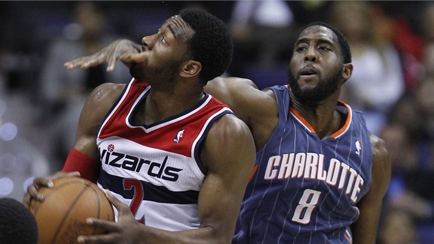 D. J. White z Charlotte Bobcats zastavuje faulem Johna Walla z Washingtonu. D. J. White z Charlotte Bobcats zastavuje faulem Johna Walla z Washingtonu.