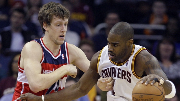 Antawn Jamison z Clevelandu se pokouší obejít Jana Veselého z Washingtonu. Antawn Jamison z Clevelandu se pokouší obejít Jana Veselého z Washingtonu.