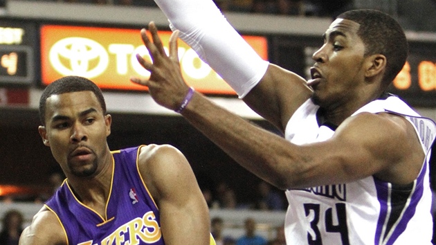 Ramon Sessions (vlevo) z LA Lakers pihrává kolem Jasona Thompsona ze