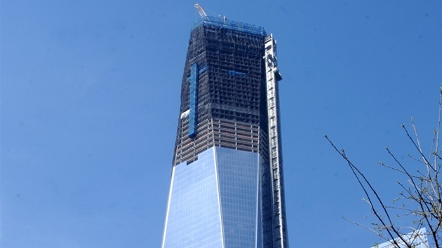 V 1WTC se zaala stavt v dubnu roku 2006. Prvnch 56 metr od zem je budova z betonu, bez oken, s elem zabrnit monm teroristickm tokm ze zem.