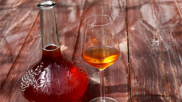 Bílé víno z kvevri má zlatou a syt oranovou barvu.
