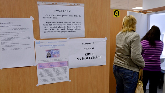 Na Městském úřadě v Kladně se u přepážek na vydání dokladů (OP, pasy) tvoří Na Městském úřadě v Kladně se u přepážek na vydání dokladů (OP, pasy) tvoří