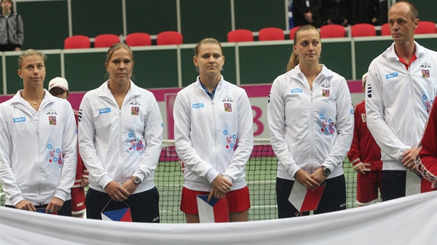 ESKÝ TÝM. Tenistky (zleva) Andrea Hlaváková, Lucie Hradecká, Lucie afáová a