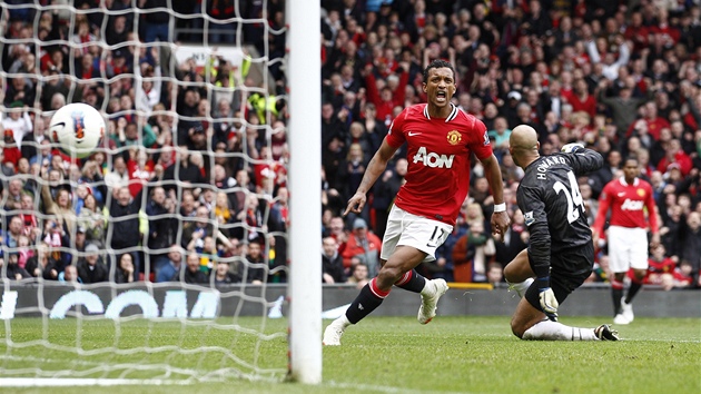 Portugalský fotbalista Nani slaví góly saltem. Na fotce v dresu Manchesteru United.
