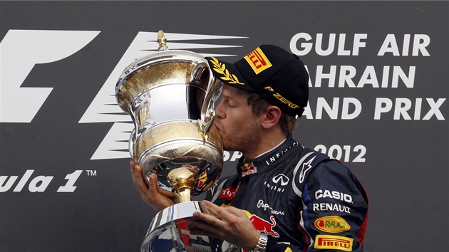 MAZLENÍ S TROFEJÍ. Sebastian Vettel ze stáje Red Bull si uívá triumf v...