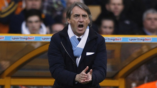 POJTE, JET HRAJEME O TITUL! Roberto Mancini, kou Manchesteru City, bhem utkn s Wolverhamptonem.