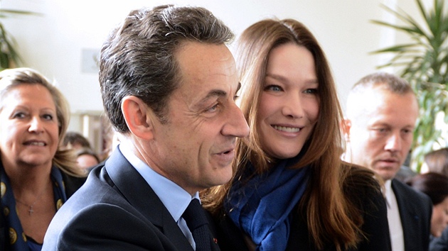 Nicolas Sarkozy a jeho manelka Carla bhem prvního kola prezidentských voleb...