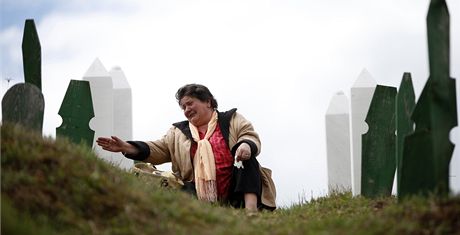Bosácká ena pláe na hrobech svých blízkých, které  bhem války zabily srbské